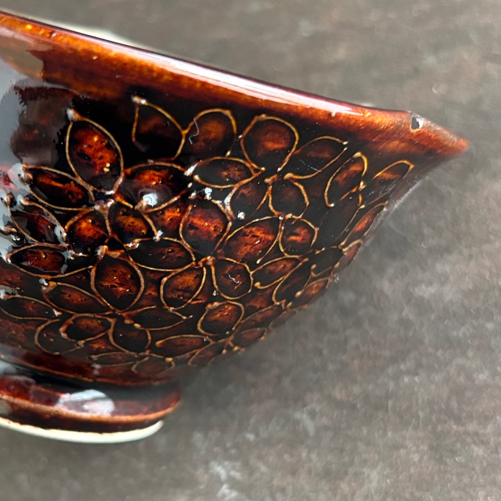 土和のルリエフ　飴釉　お花形ご飯茶碗