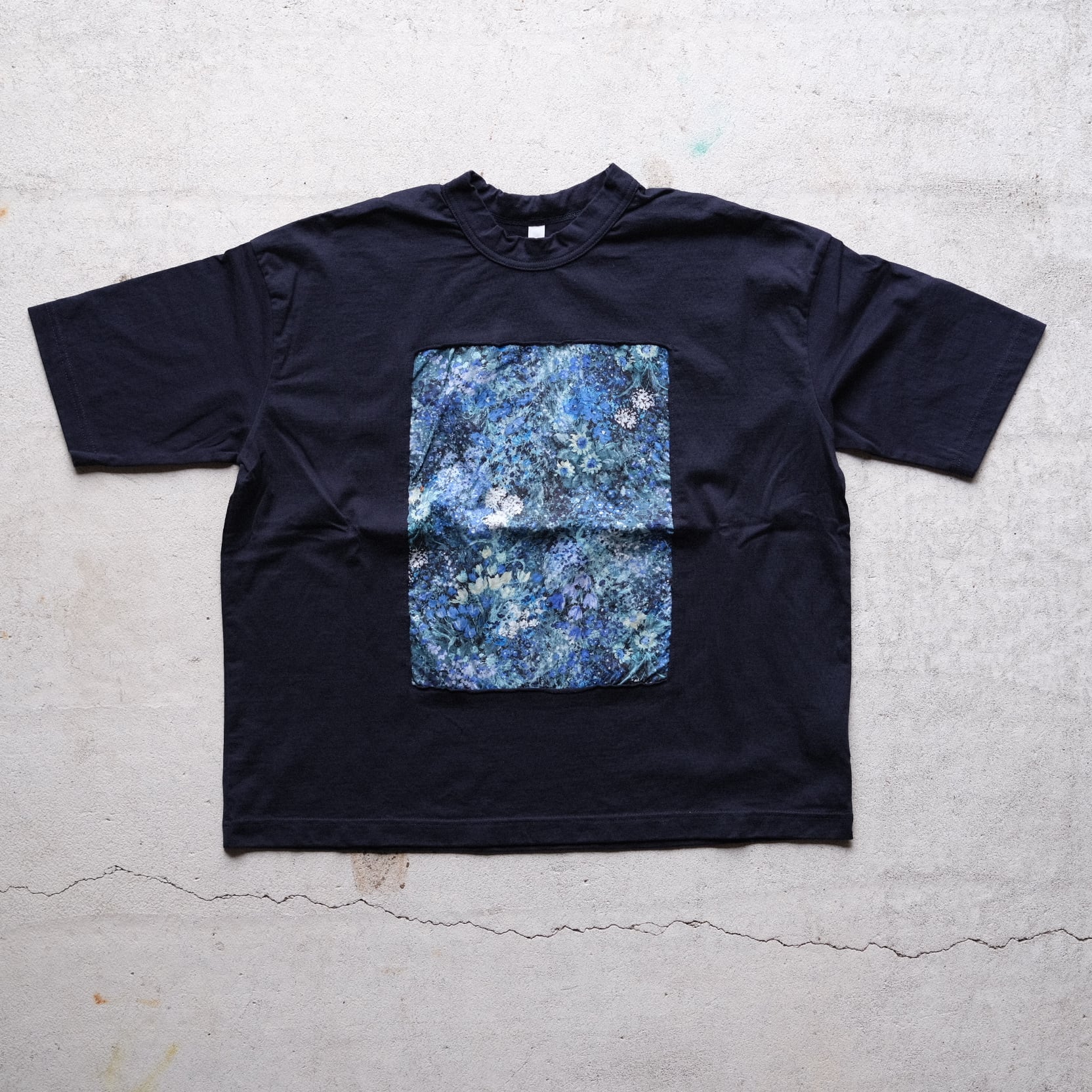 【prit】 40/2天竺×60/1ローンガーデンプリント 5分袖フレームTシャツ ダークネイビー