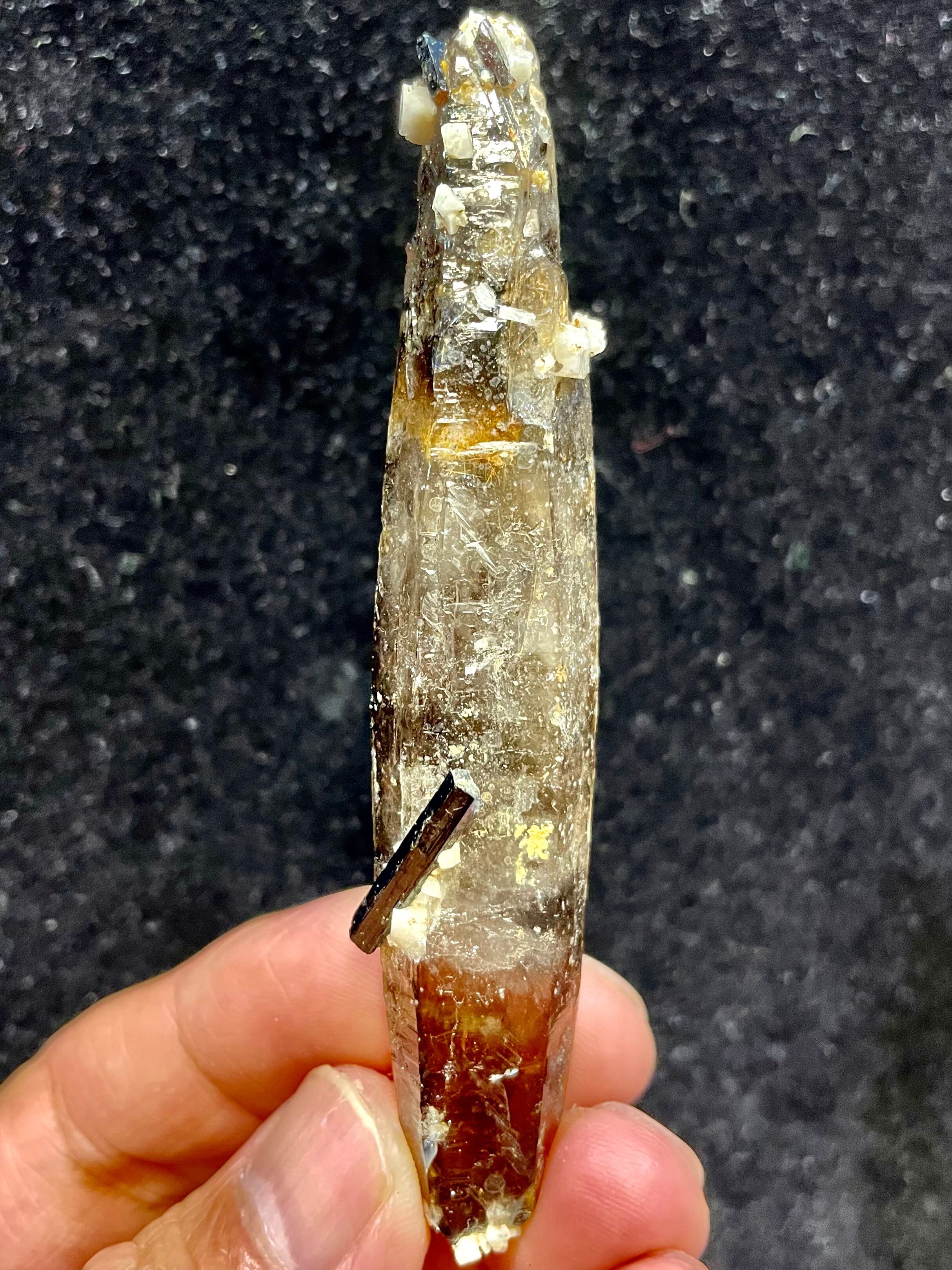 12) マラウイ産スモーキー・クオーツ(エジリン共生)