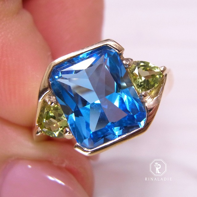 K10天然ブルートパーズ目の覚めるような鮮烈なブルーリングペリドット添え