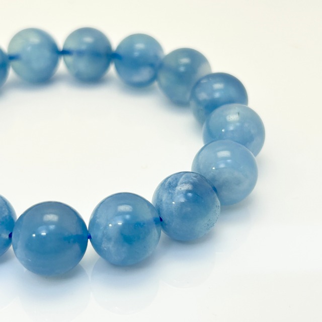 清らかな海を思わせる スノーキャップアクアマリンブレスレット　13ｍｍ【8723q】