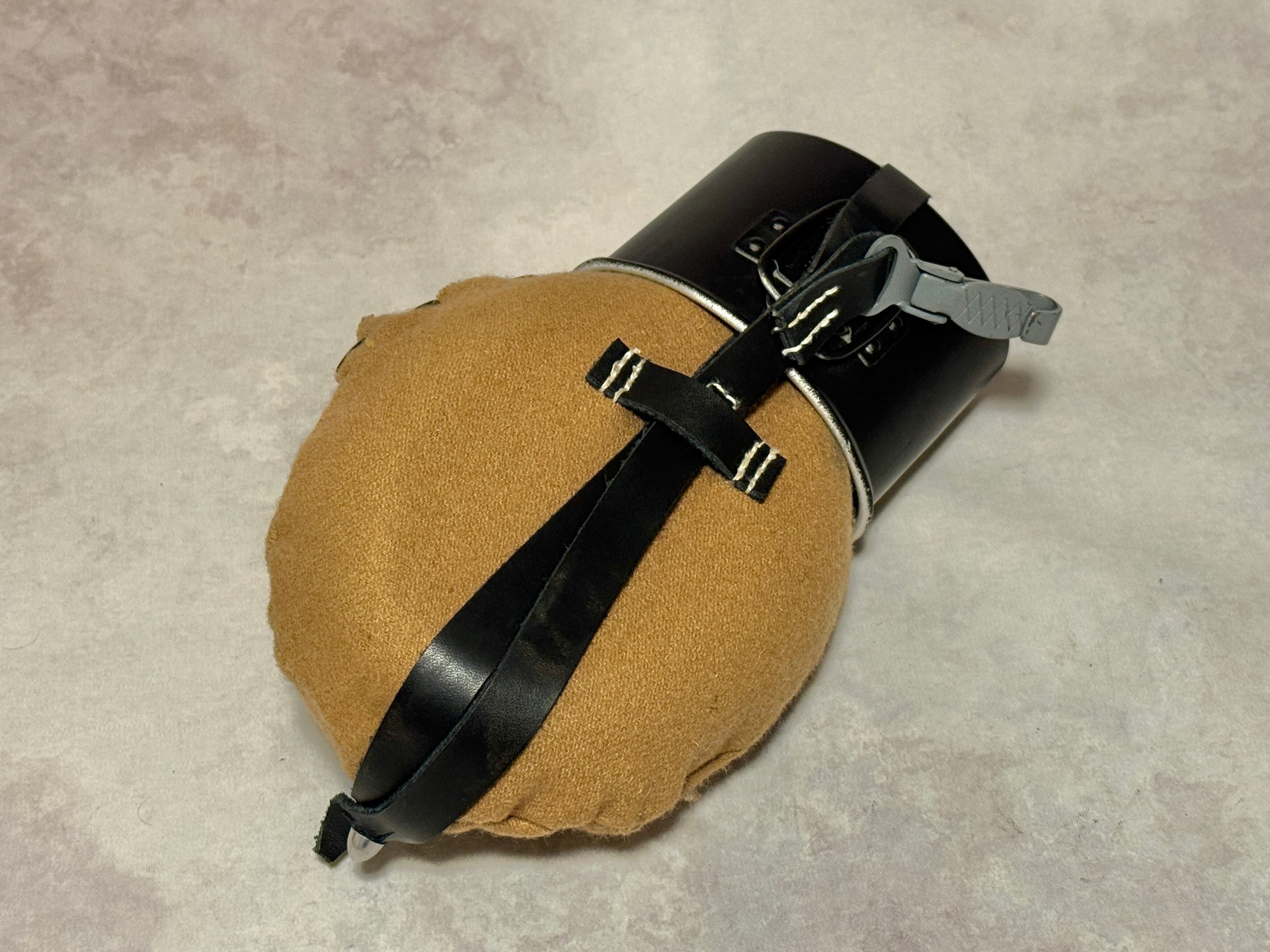 USED】WWII ドイツ軍 M31水筒 ブラウンウールカバータイプA