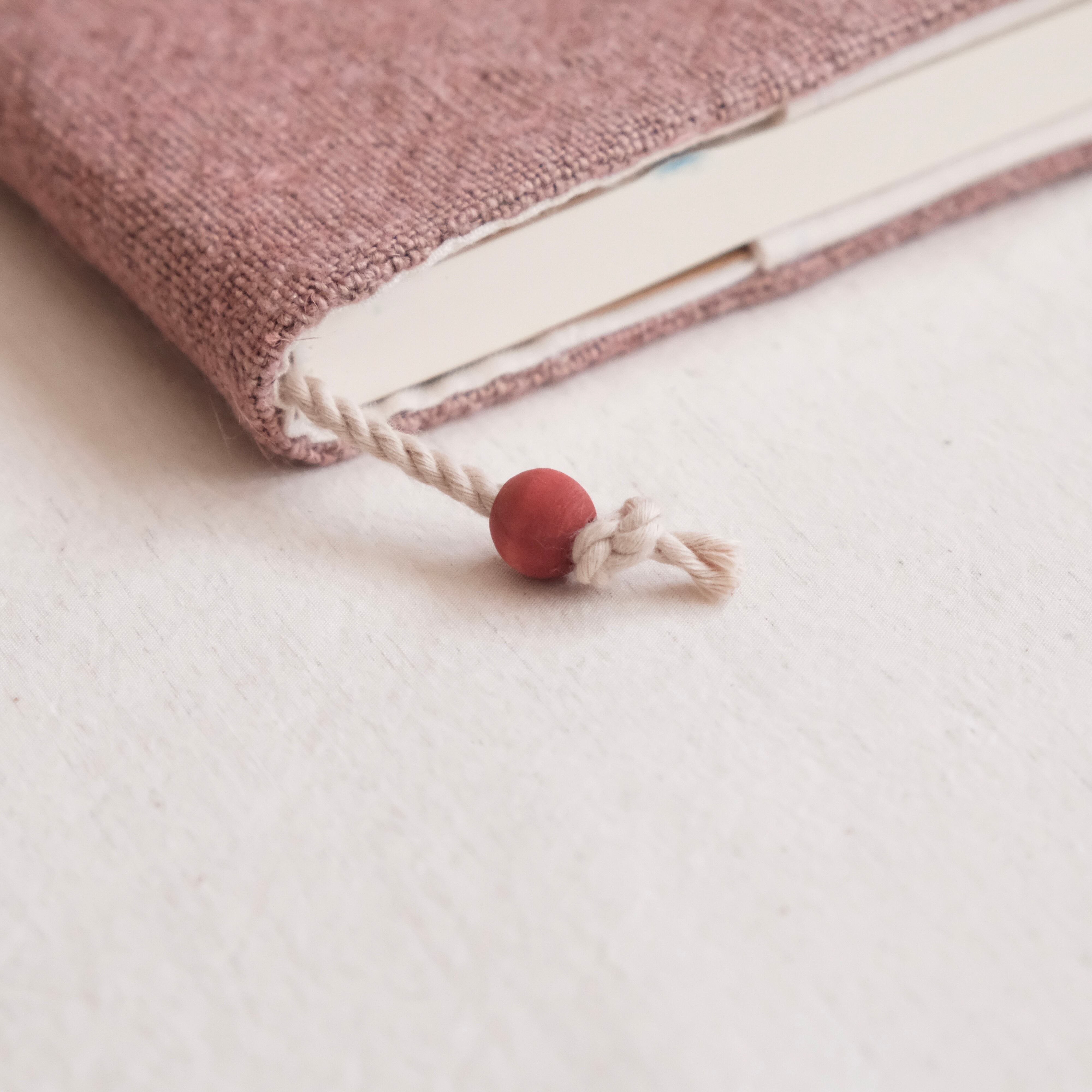 〈 桜と茜の染め 〉リネンのブックカバー