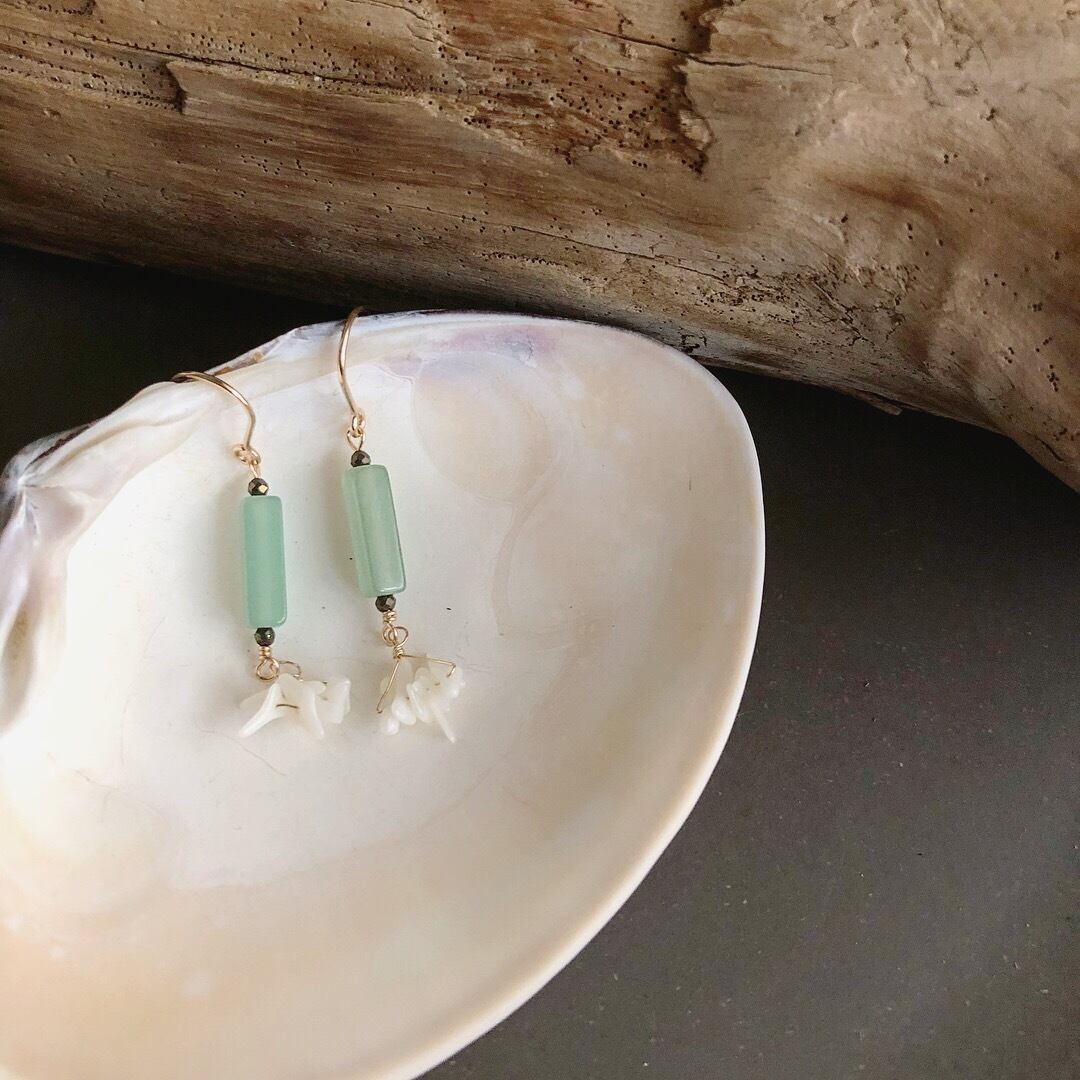 グリーンアベンチュリンとコーラルのピアス