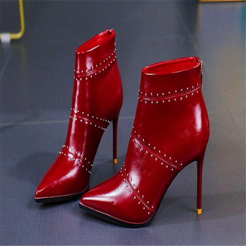 【新作】【送料無料】 気質スタイルのワインレッドの尖ったスチレットヒールの女性のエレガントなリベットジッパーブーツベアブーツ 靴 シューズ 10b367584793719