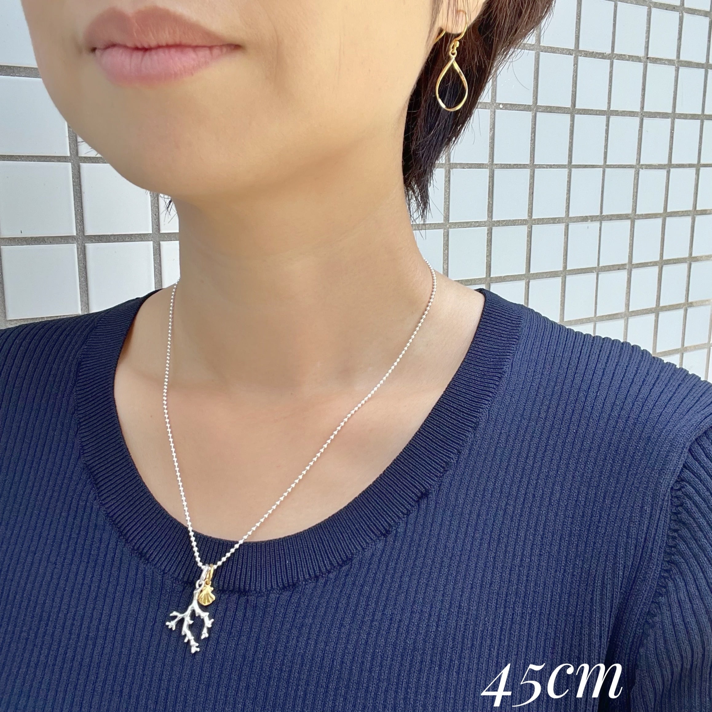 珊瑚 と Gold Coatingリトルシェル の ペンダント 重ね付け