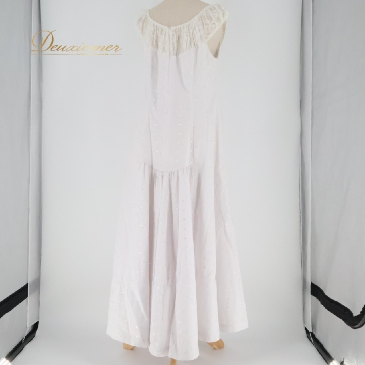 フラダンス 衣装 ワンピース ドレス ホワイト系 レース ノースリーブ 刺繍 花柄 ワンカラー 真っ白 かわいい 華やか 明るい 綺麗 上品 高級感 ふわふわ ハワイアン アロハ フラ ダンス レッスン 練習 上品なデザイン フェミニン