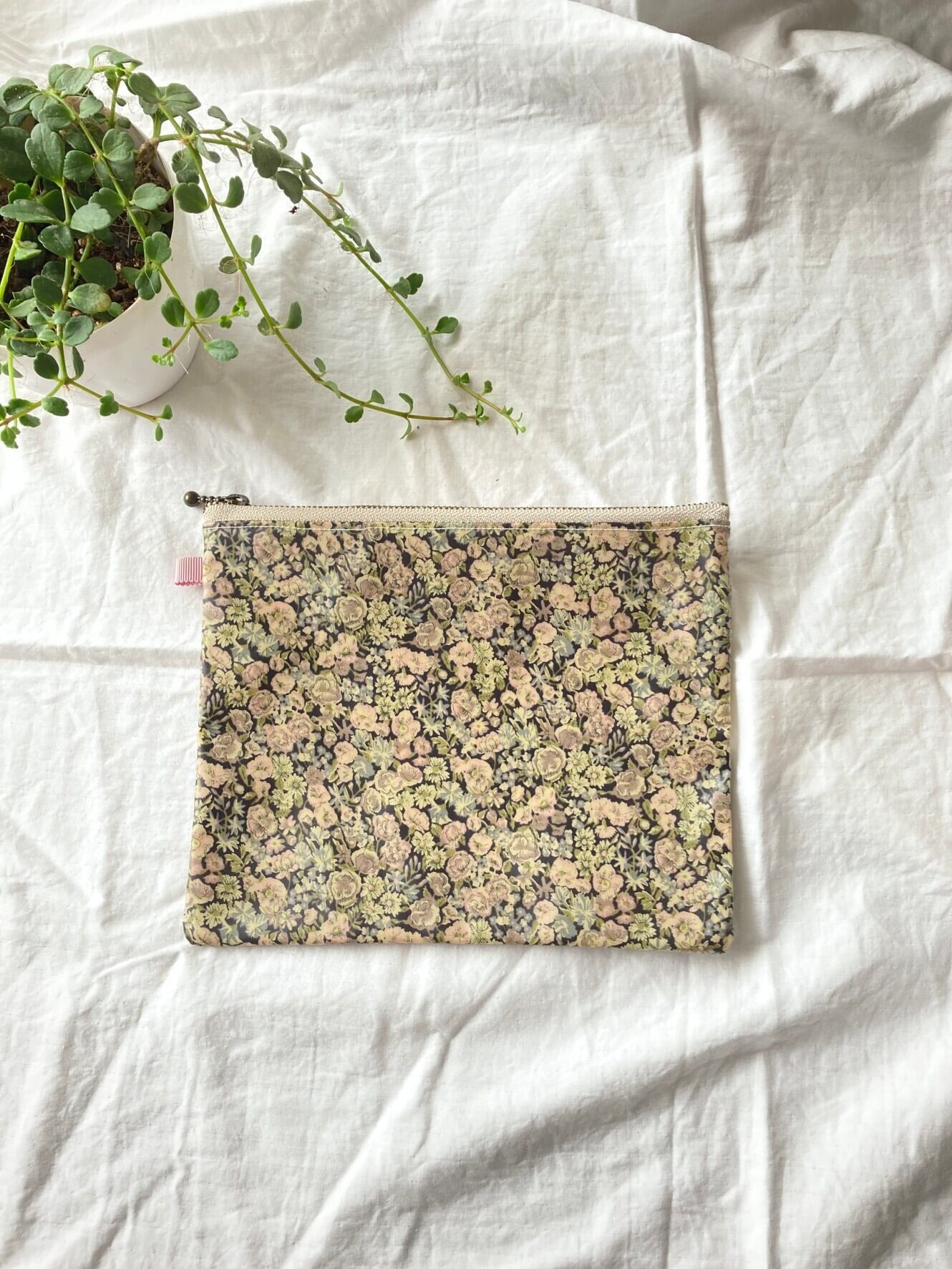 【新商品】LIBERTYリバティ ビニールコーティングポーチ 化粧ポーチ 小物入れ