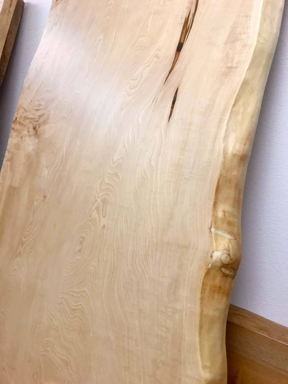 OUTLET】白栃（トチ）皺杢_2370×720-780-1050×50_新宿店_テーブル天板