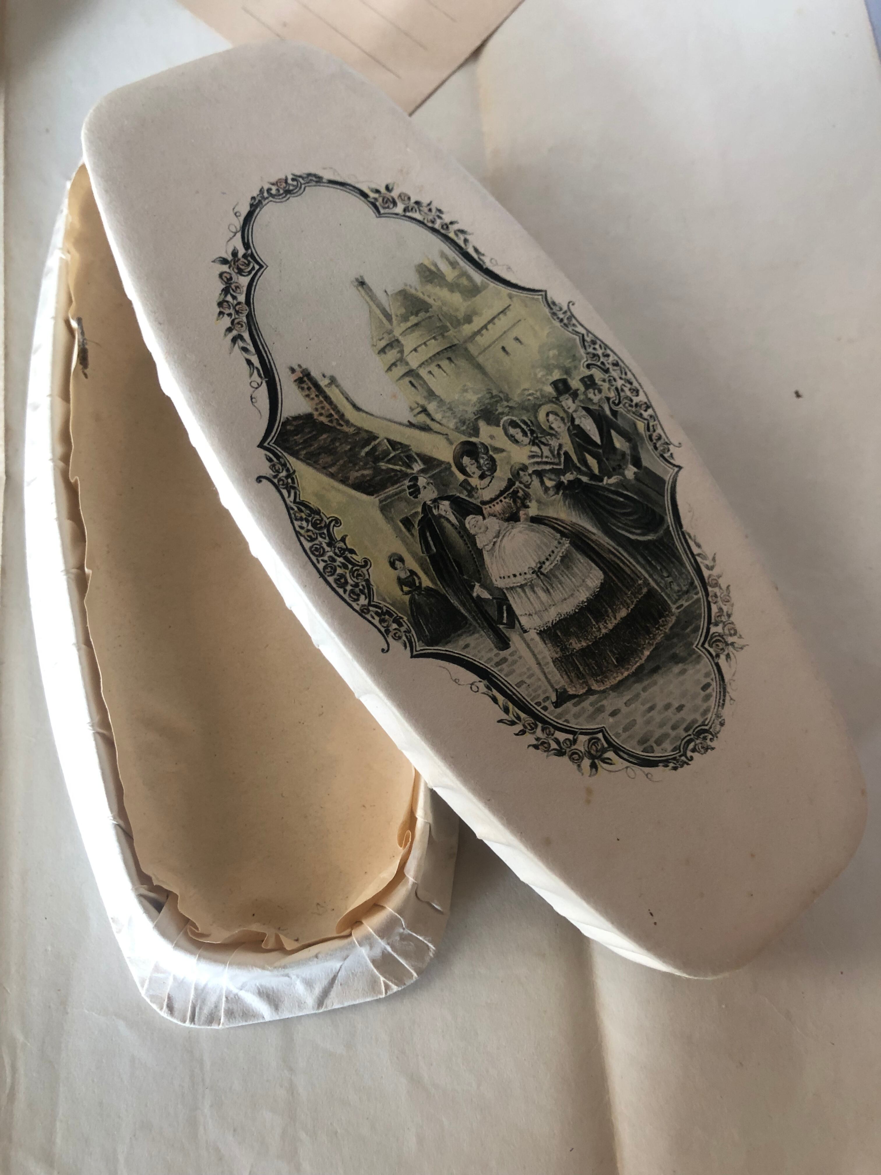 ドラジェボックス 赤ちゃんを抱く女性 紙箱 | Brocante de La Cocotte