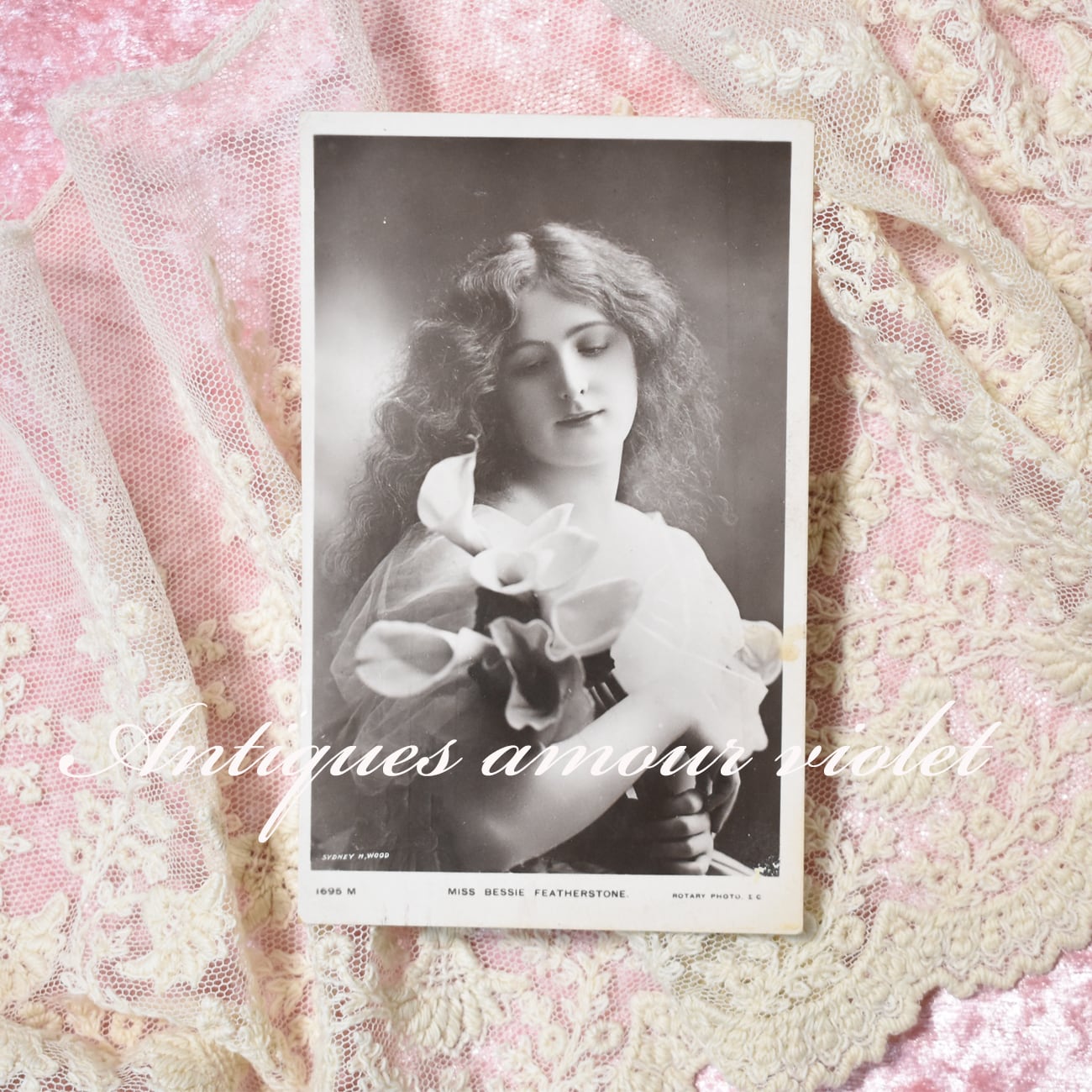 *アンティークポストカード　人形を寝かしつける可愛い少女　　H.Manuel Antique postcard お人形を寝かしつける可愛い少女 1906年 H.Manuel