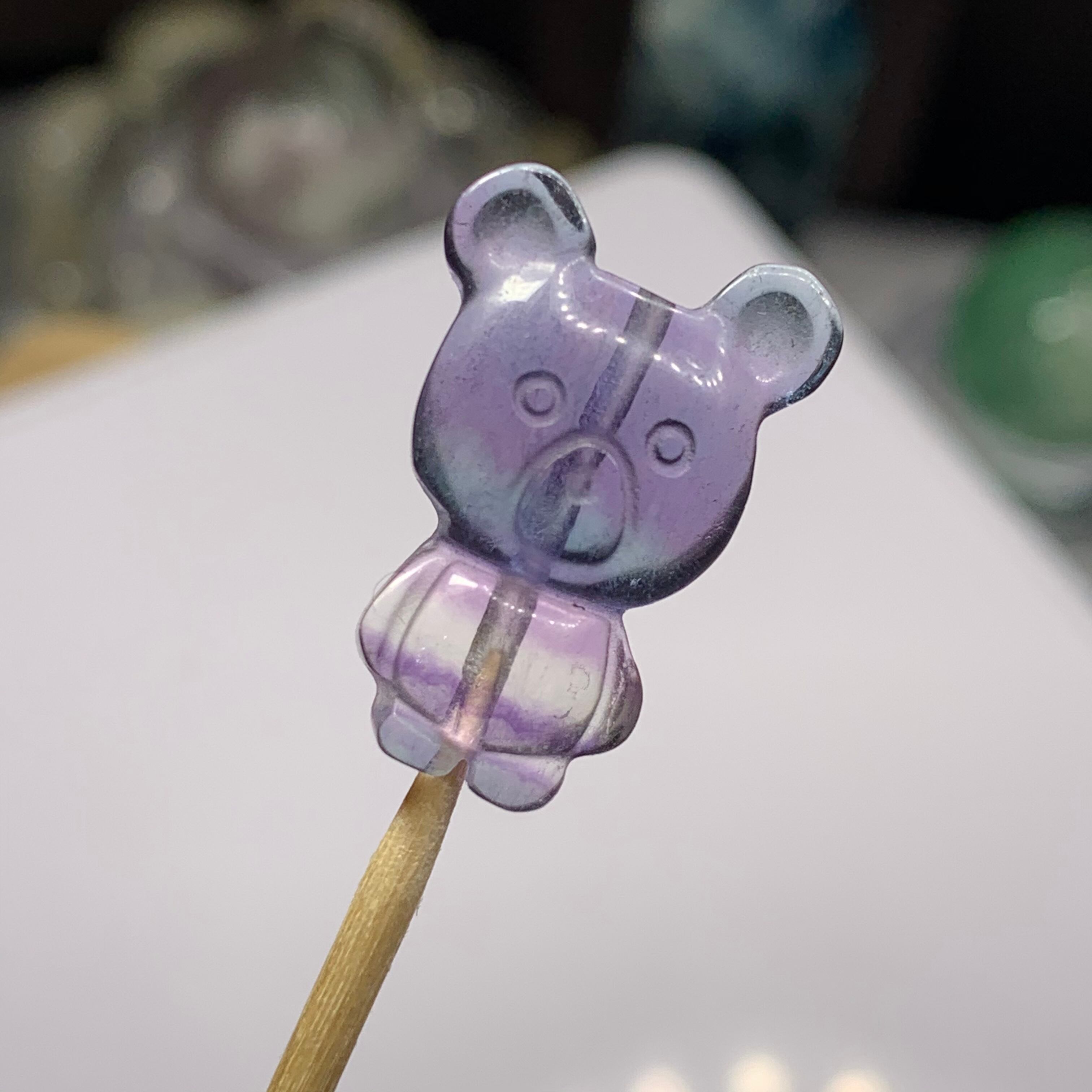 ご検討【3213】いちご持ちくまちゃん　　フローライト 13貫通穴・くまさんフローライトビーズ | Naturaltreasure