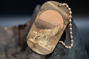 【 緻密な黄金の杢 】 マーブルウッド ドッグタグ 象嵌 月と狼