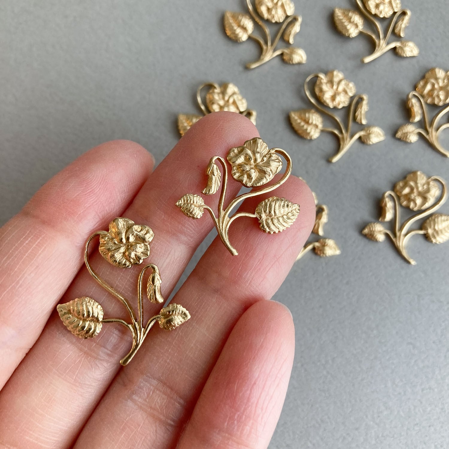 〈最終入荷〉USA真鍮 パンジー風お花プレート | Dua-アクセサリーパーツショップ