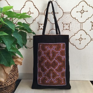 Bagミニバッグ　泥染め刺繍　20x28cm iPadケース　お出かけバッグ　先住民族　工芸　手刺繍 Shipibo bag 手仕事