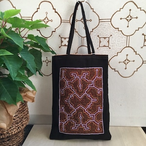 ミニバッグ　泥染め刺繍　20x28cm iPadケース　お出かけバッグ　先住民族　工芸　手刺繍 Shipibo bag 手仕事