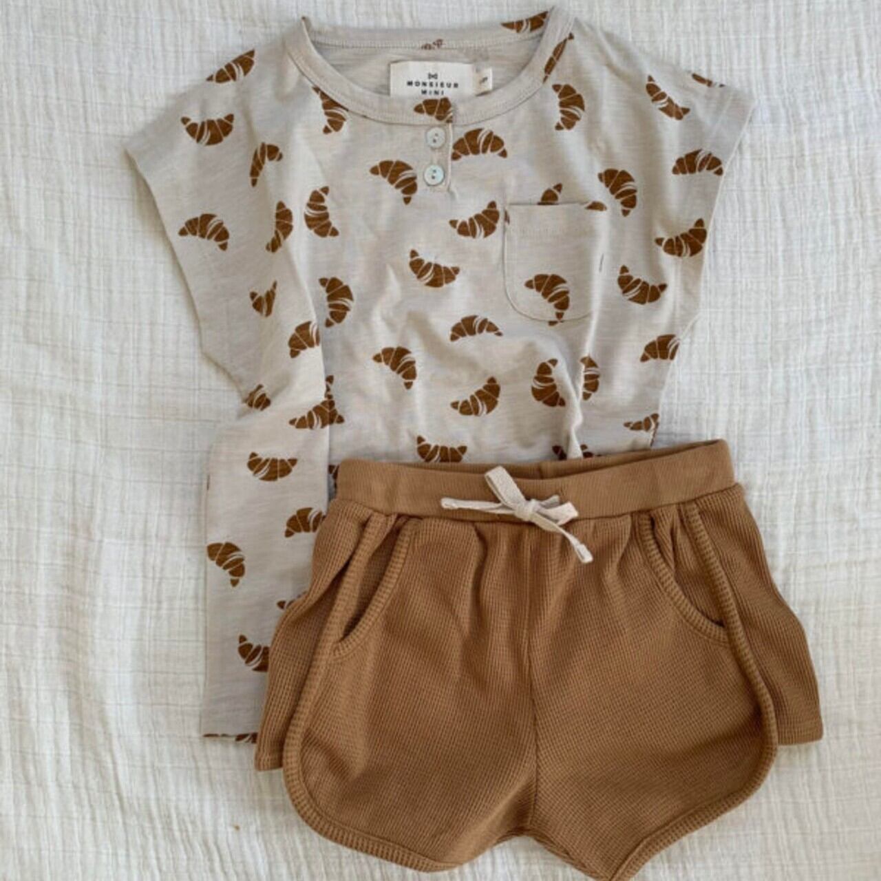 MONSIEUR MINI クロワッサン柄 Tシャツ MONSIEUR MINI（ムッシュミニ）の「MONSIEUR MINI