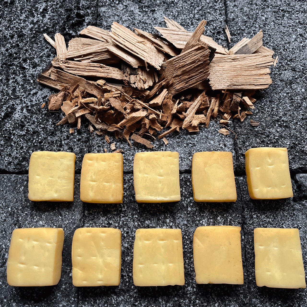 by　自家製スモークチーズ/　FARM　無添加・手造りソーセージ　Tree　Smoke　Smoked　Wood　PURE　Cheese　Peach