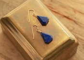 ラピスラズリ<トライアングルカット>のピアス(K14GF)