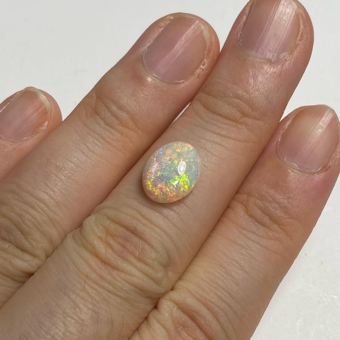色遊ぶ　ピースフルなオパール
