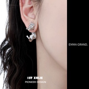 王冠を戴く小さな猫のピアス　00632