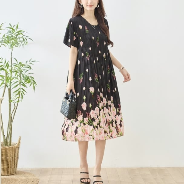 プリーツワンピース Vネック バラ花柄プリント N82-639 ブラック TRUBE ミセス M L fmsd ゆったり 体型カバー 大人カジュアル きれいめ 半袖 上品 ミセス 春夏