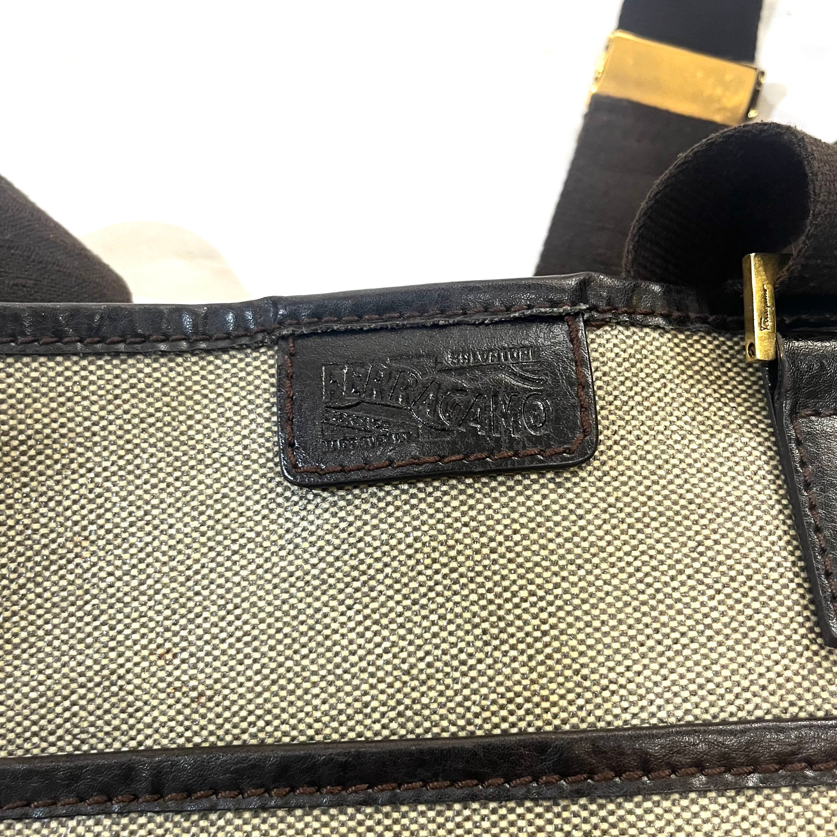Salvatore Ferragamo】2575 ブラウン系 PVCショルダーバッグ 縦型
