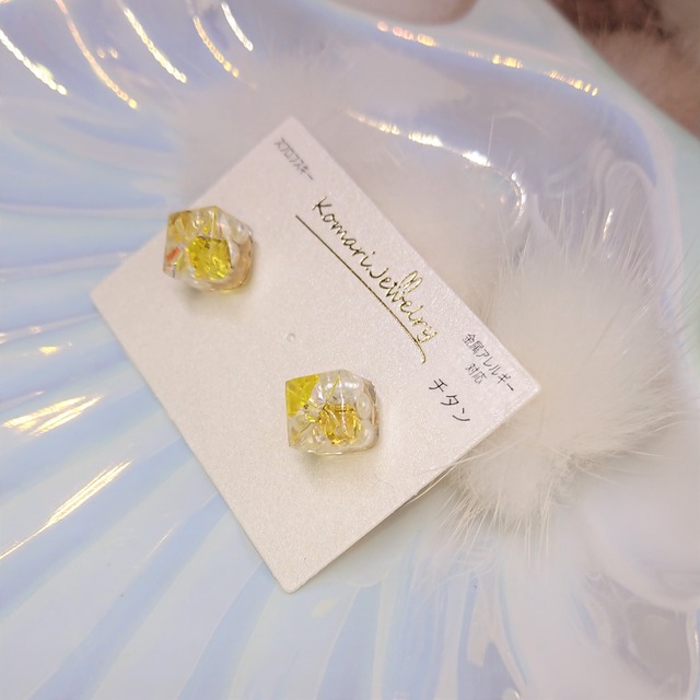 レモンのスワロとパールキューブレジンピアス Komarijewelry レモンのスワロとパールキューブレジンピアス Komarijewelry