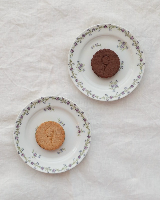 Limoges リモージュ “Fleurettes” 小花柄の平皿プレート/A