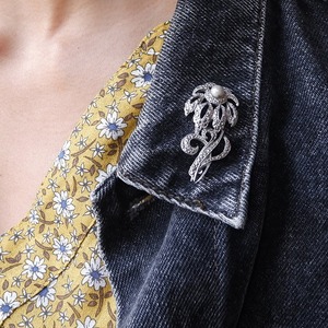 Flowing lines 銀色の花のブローチ (vijg-17)