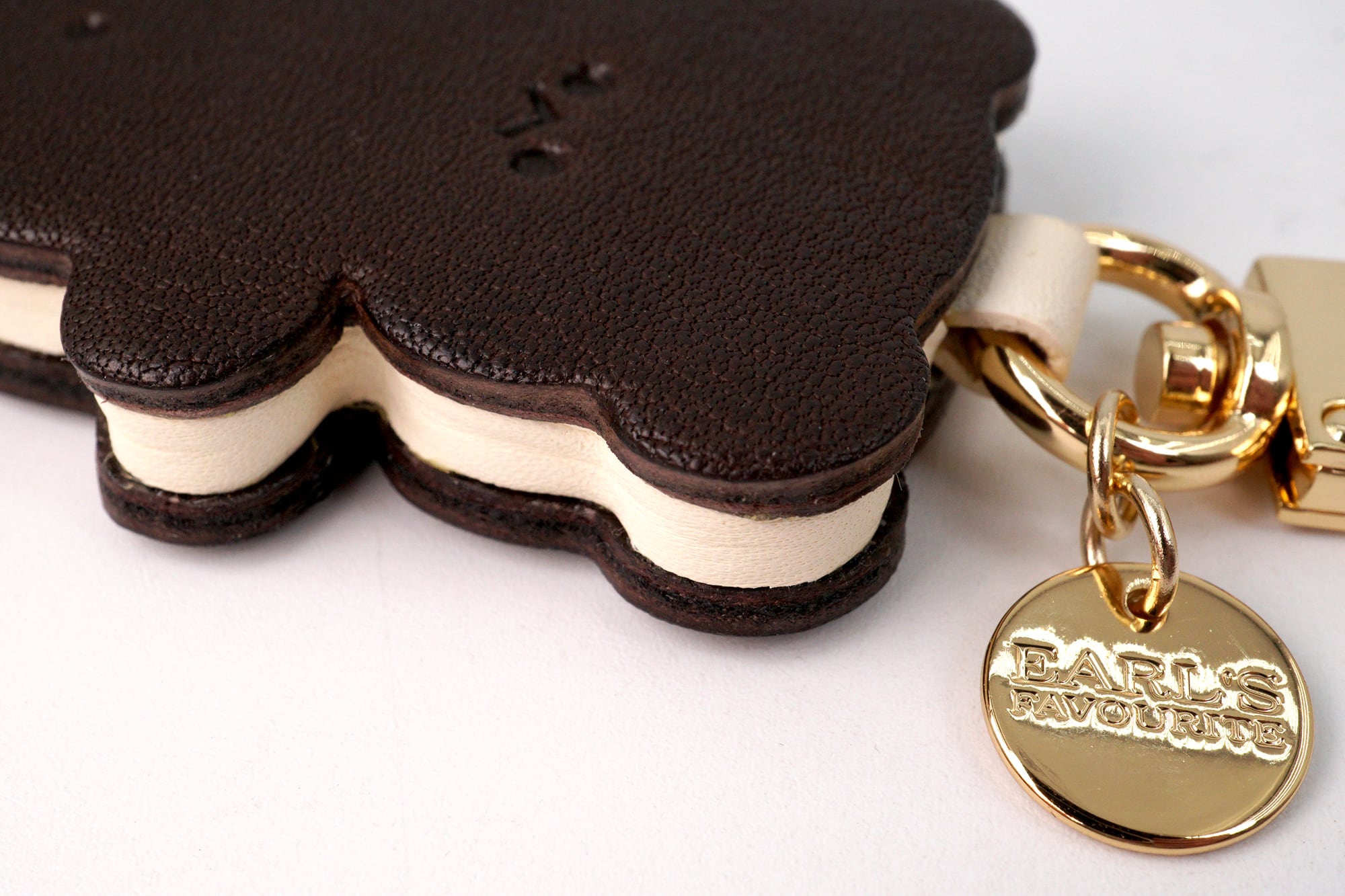 くまちゃんクッキーサンドのキーホルダー（本革製）／お菓子な革小物