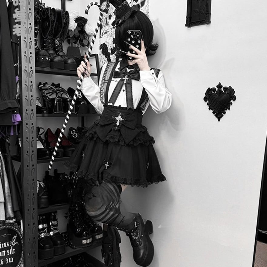 揺れる十字架と漆黒のチュール。理想のドーリーシルエットを叶える主役級スカート