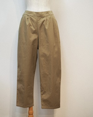 タックテーパードパンツ <ベージュ>