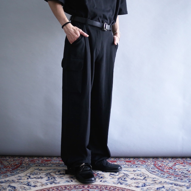 side double flap pocket and hem cut draw code design black wide cargo slacks