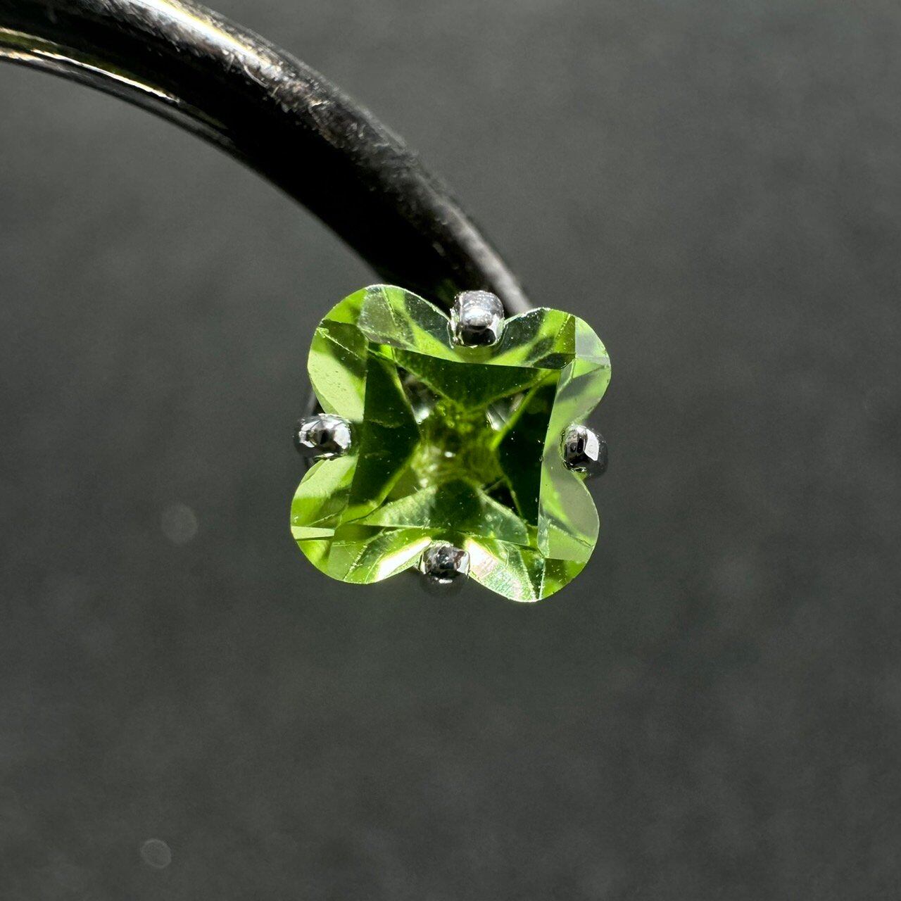 Pt2.0ctペリドットスタッドピアス | カオキ | 日本最大級の品揃えを