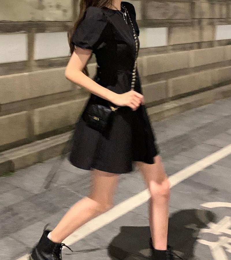 韓国 ミニ ワンピース ブラック 半袖 パフスリーブ ドレス - 通販
