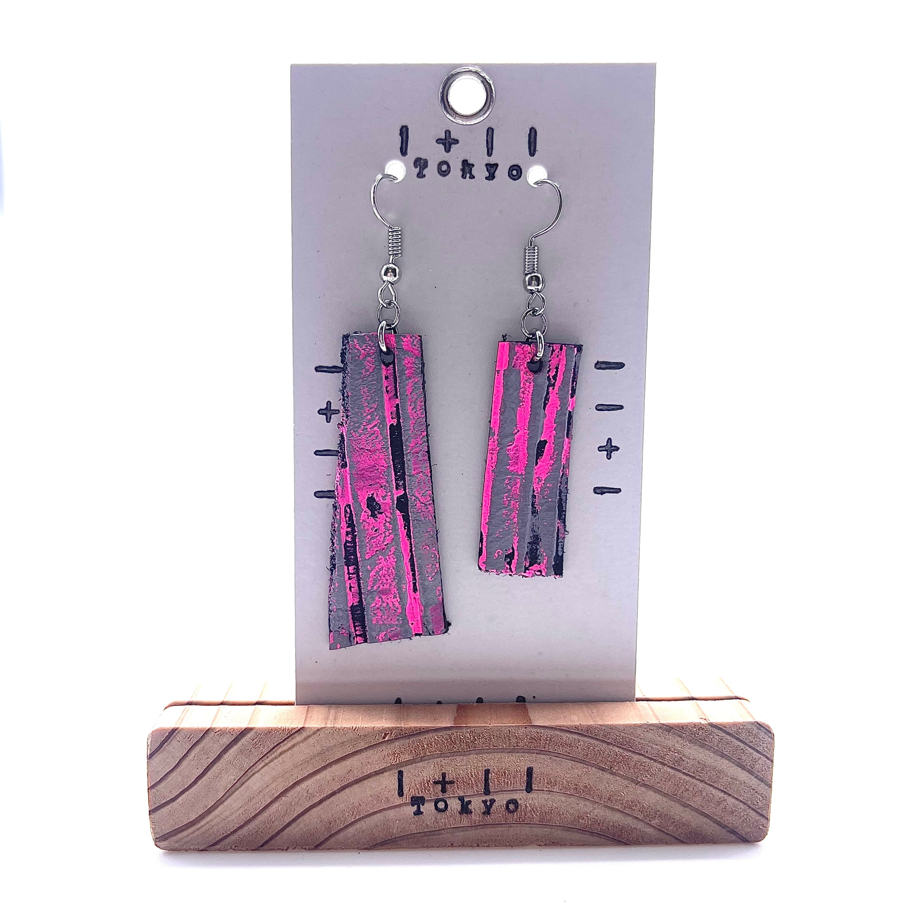 革ピアス　ひらひら舞うショッキングピンク　本革