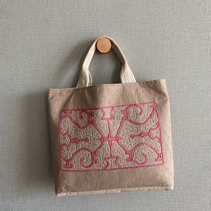 Bag34ピンク刺繍のバッグ　37x30cm 泥染めの薄いグレーにピンク