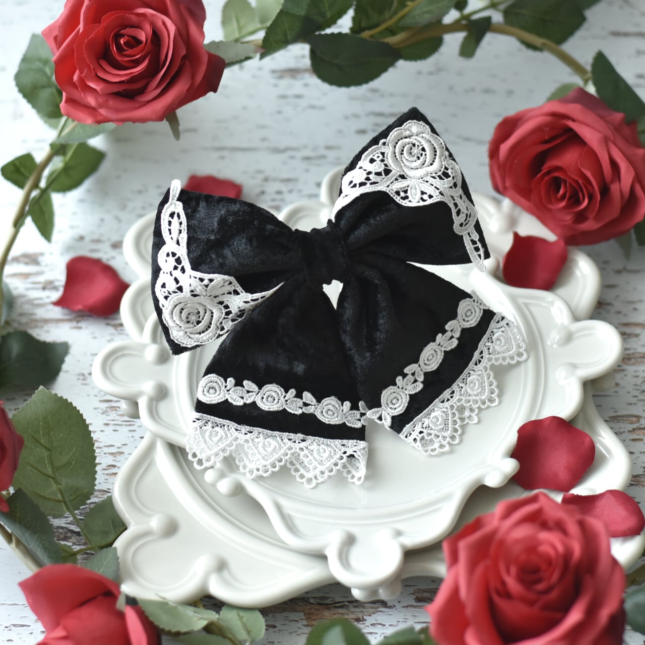 闇に咲く淑女｜クラッシュベロアと薔薇刺繍レースが重なるモノクロ