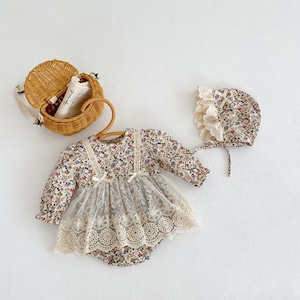 【秋作】ボンネット付きレースワンピース風小花柄ロンパース