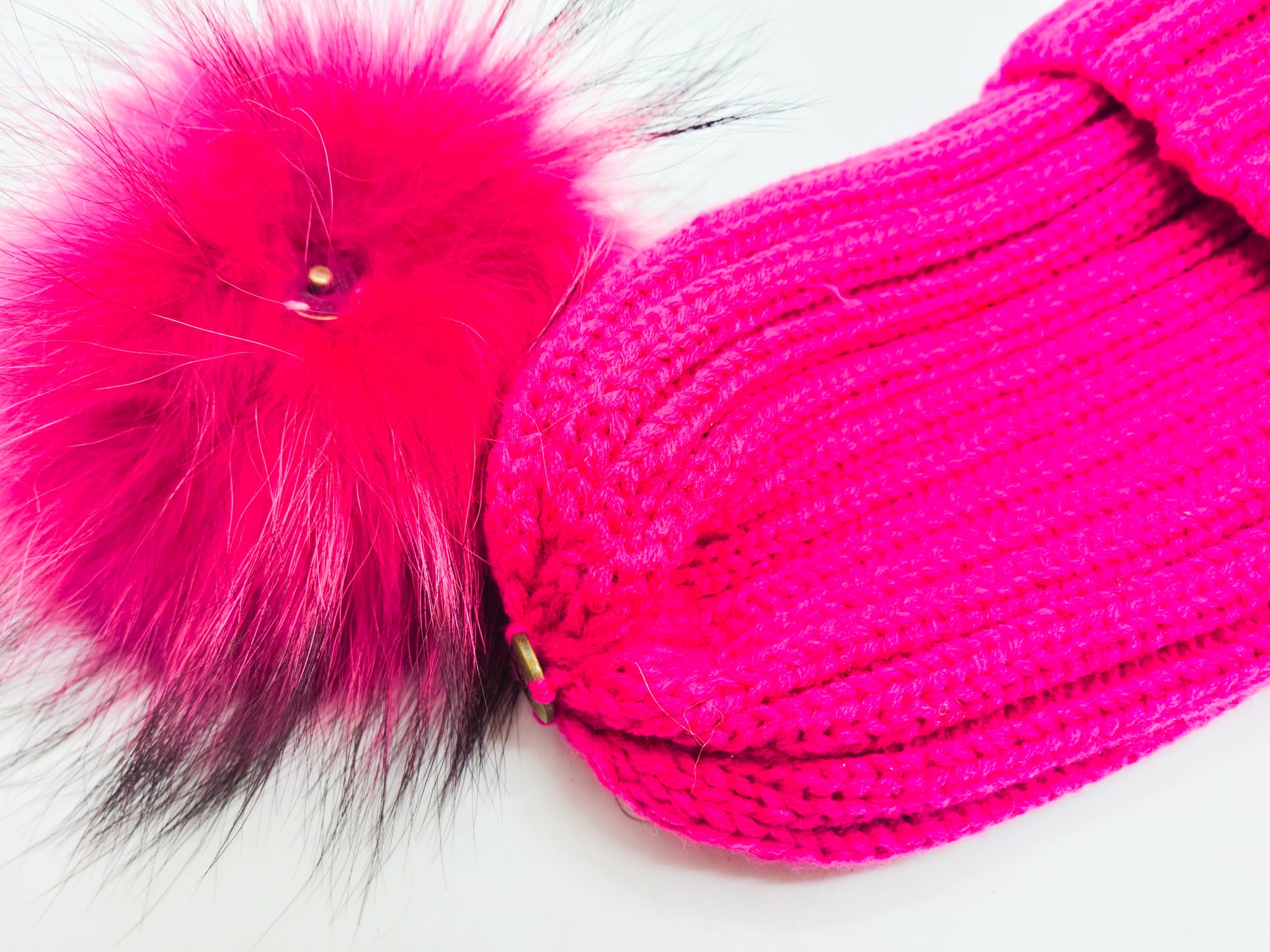 ポンポンリアルファー ニット帽 ピンク ニットキャップ ふわふわ もこもこ あったか 冬ファッション ファー リアルファー 女子会 派手好き 個性派 原宿系