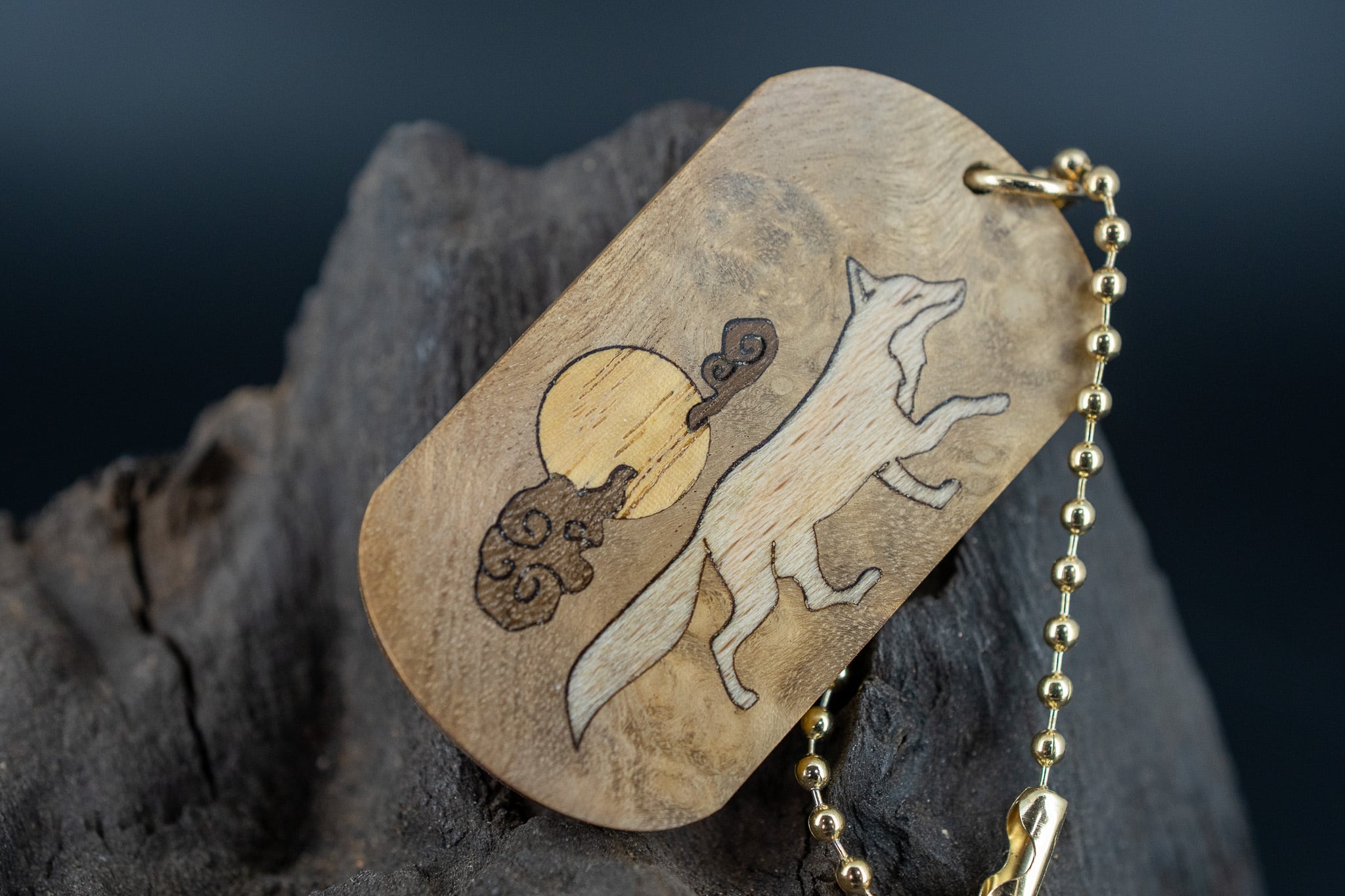 【 緻密な黄金の杢 】 マーブルウッド ドッグタグ 象嵌 十五夜きつね