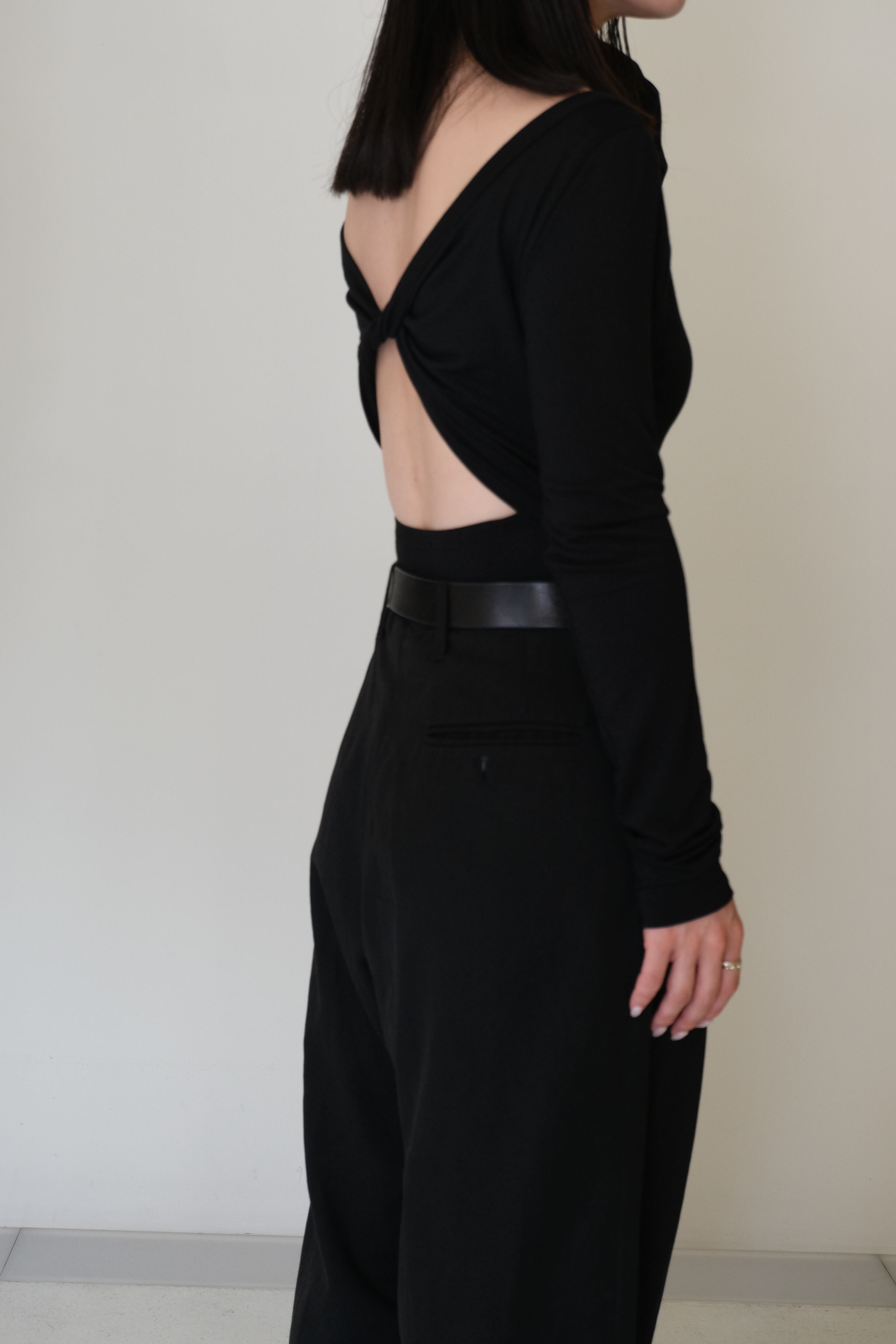 【 determ; 】Collagen Twisted Back Bodysuit(black)