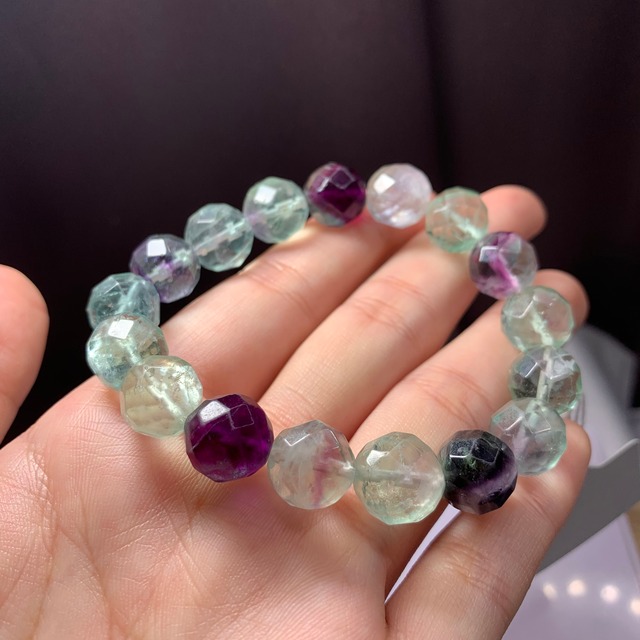 no4.透明感有✩64面体フローライトカットブレスレット