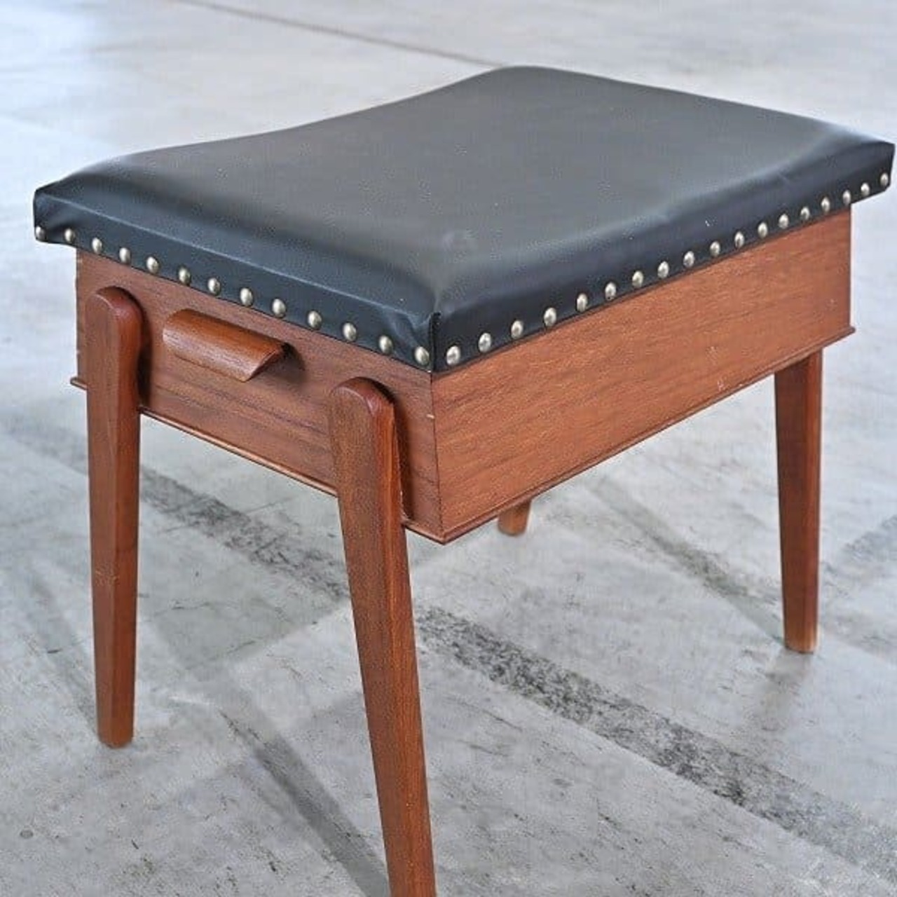 北欧ビンテージ デンマーク製 収納付き スツール チーク材 椅子 チェア 鋲打ち スタッズ ミッドセンチュリー【中古家具/中古インテリア/USED家具ユーズド家具/リサイクル】