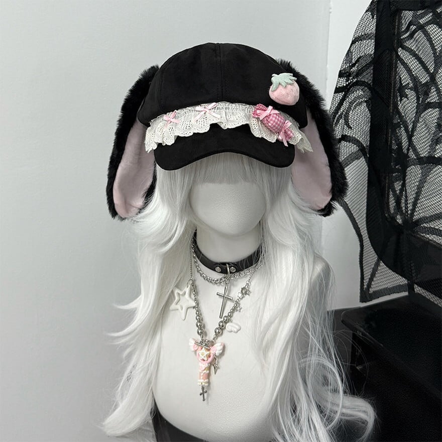 サブカル系ファッション｜うさ耳と苺モチーフが揺れる ファー付き
