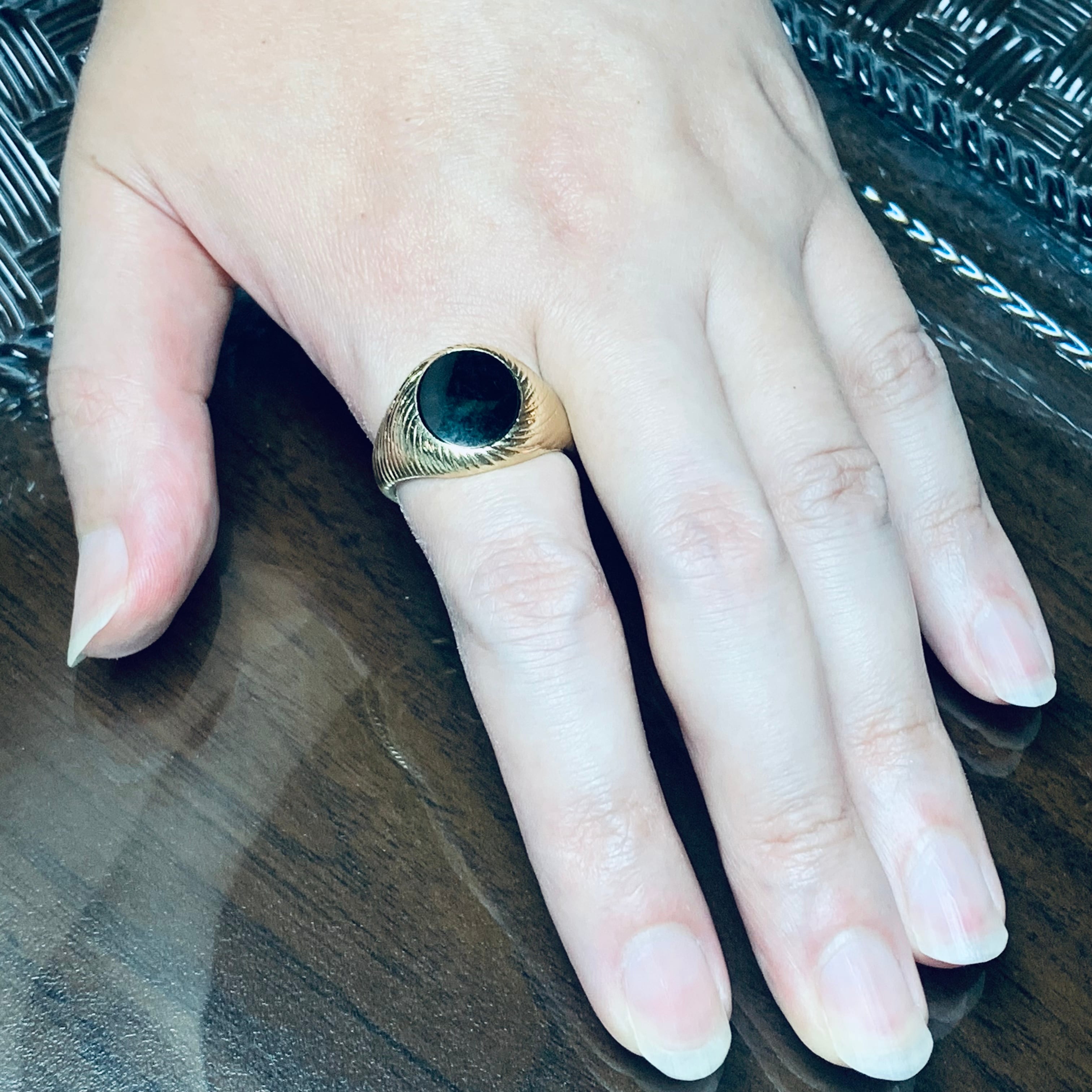 VINTAGE TIFFANY & CO. Black Onyx 14K Gold Swirl Signet Ring | ヴィンテージ ティファニー  ブラック オニキス 14K ゴールド シグネット リング | THE OLDER VINTAGE powered by BASE