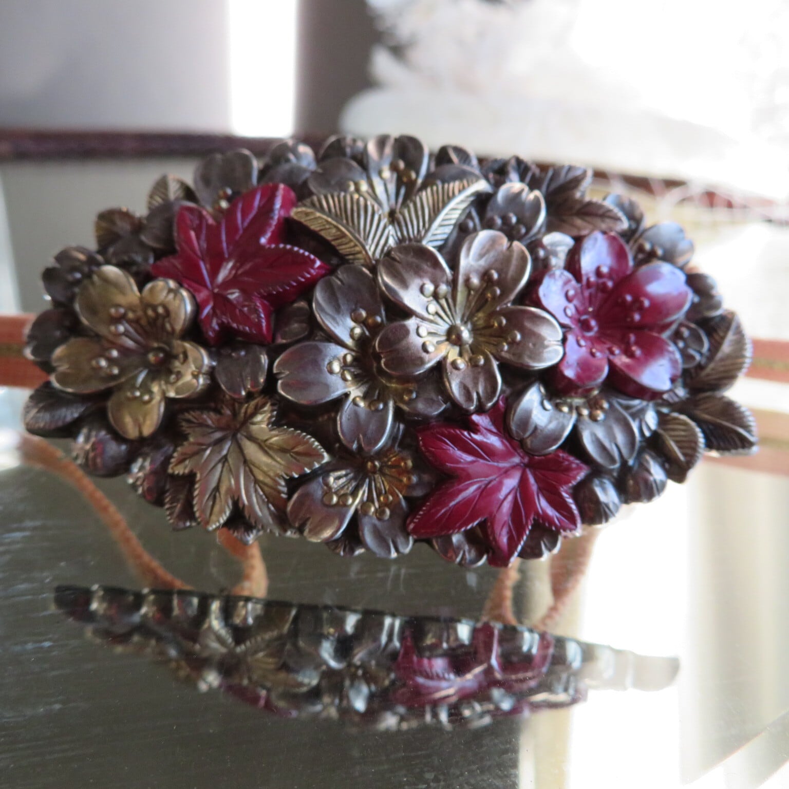 アンティーク　桜楓散らし雲錦の大きな帯留め