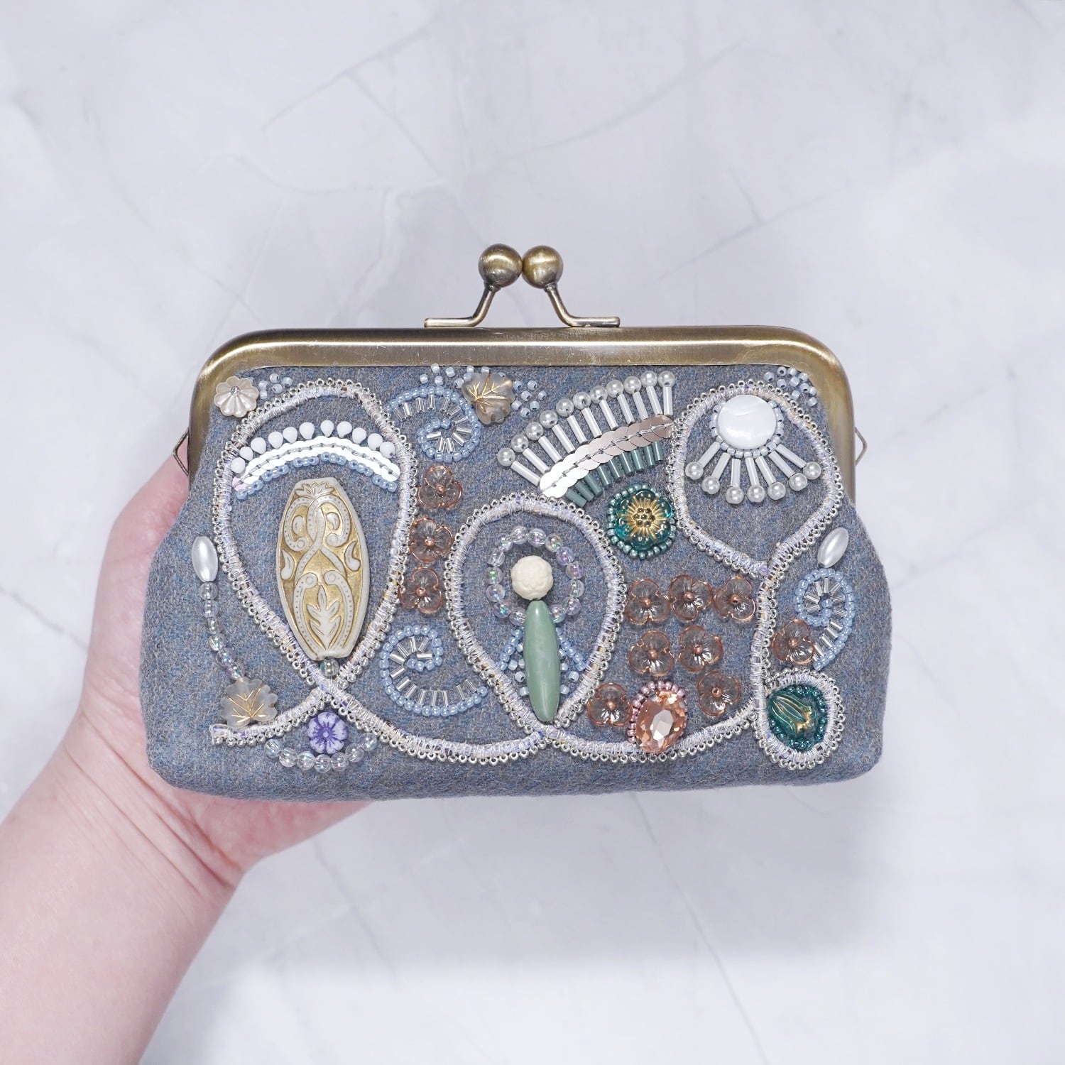 ビーズ刺繍のがま口ポーチ｜マチ付き｜ブルーグレー｜ウール素材｜手