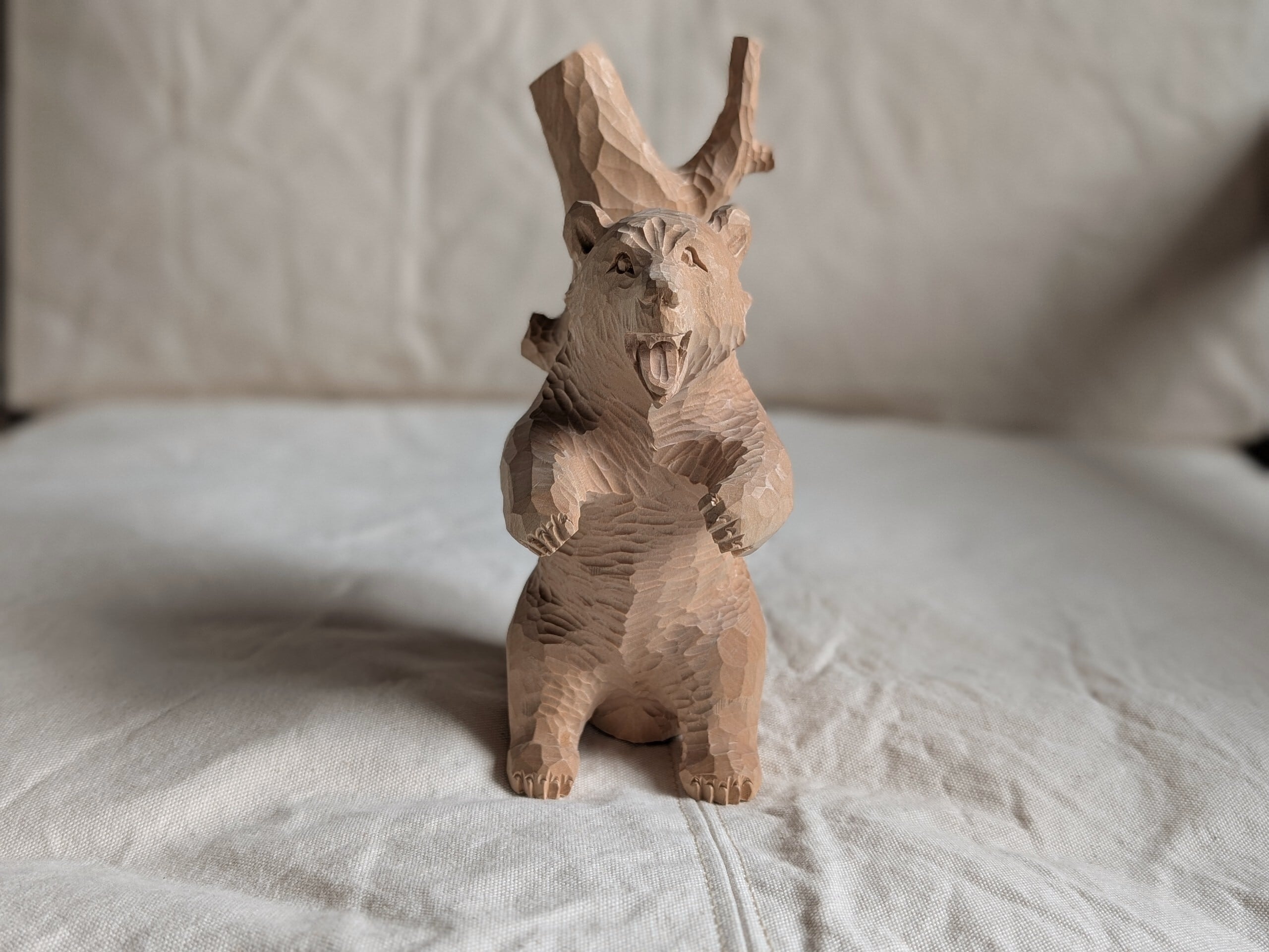 上西捷敏 背をこする熊 #1 | 木彫りの熊 | inoya | Basic Life Store